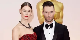 [FOTO] Belanja, Behati &#38; Adam Levine Gandengan Tangan Mesra