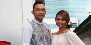 FOTO: Berangkat ke Brunei, Rina Nose Gandeng Mesra Fakhrul Razi