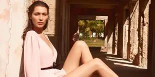 [FOTO] Berbagai Gaya Seksi Bella Hadid Saat Nikmati Liburan