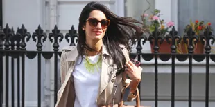 [FOTO] Berbalut Emas, Amal Clooney Kini Makin Hot Menggoda