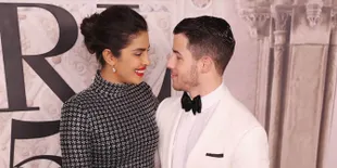 Foto Berdua Pasca Tunangan, Priyanka Chopra dan Nick Jonas Pose Mirip Meghan - Harry