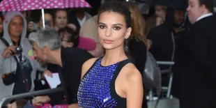 [FOTO] Berpose Topless, Emily Ratajkowski Nekat Umbar Area Intim
