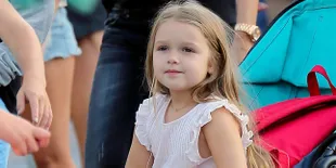 [FOTO] Bikin Gemas! Gaya Imut Harper Beckham Saat Asyik Balet