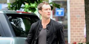 [FOTO] Bikin Iri! Saat Jude Law Gandeng Mesra Pacar Barunya