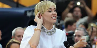 [Foto] Bos Play Boy Tirukan Gaya Miley Cyrus Untuk Halloween