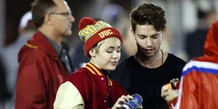 [Foto] Bukti Miley Cyrus - Patrick Schwarzenegger Resmi Pacaran