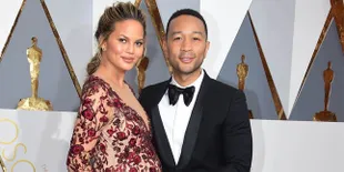 FOTO: Cantik &#38; Stylish Saat Hamil, Ini Gaya Keren Chrissy Teigen