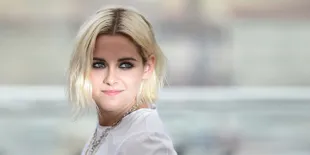 [FOTO] Cantik di Red Carpet, Kristen Stewart Pamer Abs Seksi