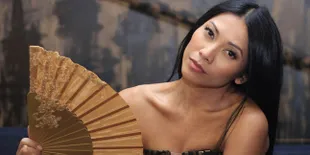 [Foto] Cantik Etnik, Anggun C Sasmi Tampil Elegan