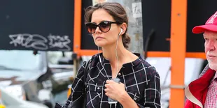 [Foto] Cerita di Balik Pose Topless Katie Holmes