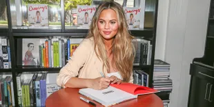 [FOTO] Chrissy Teigen Nekat Muncul Tanpa Pakaian Dalam di AMA
