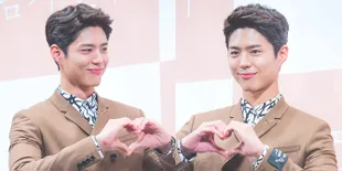 Foto Close Up Park Bo Gum Pakai HP Fans, Bukti Ganteng Nyata