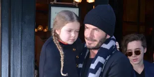 [FOTO] Cute Banget! Setelah Sarapan Harper Beckham Makan Lolipop