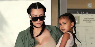 [FOTO] Cute! North West & Penelope Gandengan Usai Makan Siang