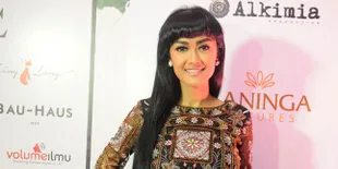 [FOTO] Demi Anak Survivor Kanker, Julia Perez Rela Pangkas Rambut