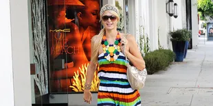 [Foto] Dibayar Mahal Jadi DJ, Paris Hilton Menang Judi!