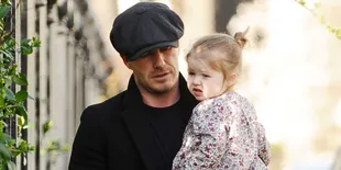 [FOTO] Digendong Brooklyn, Harper Seven Beckham Jadi Ngantuk