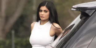 [FOTO] Dikabarkan Hamil, Inikah Penampakan Perut Buncit Kylie Jenner?