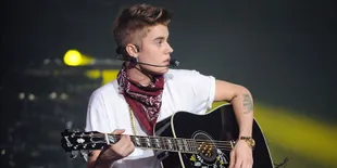 [Foto] Dilempari Bra Oleh Fans Wanita, Ini Komentar Justin Bieber
