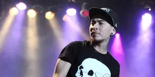 [Foto] Disiram Air Keras, Wajah Beery Saint Loco Melepuh