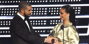 FOTO: Drake Lamar Rihanna di Atas Panggung MTV VMA 2016?