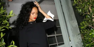 [FOTO] Fashion Unik Ala Rihanna, Pamer Dada & Penuh Coretan