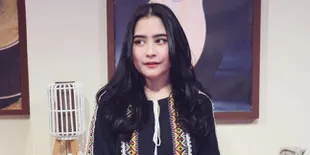 FOTO: Feminin & Anggun, Ini Gaya Prilly Latuconsina Pakai Kaftan