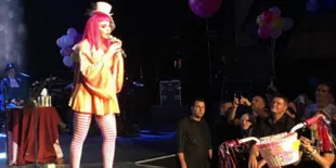 FOTO: Galau, Madonna Pakai Baju Badut di Australia