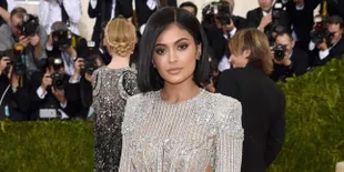 [FOTO] Gara-Gara Gaun, Kaki Mulus Kylie Jenner Jadi Terluka
