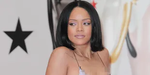 [FOTO] Garap Klip Baru, Rihanna Topless & Genggam Senjata Api