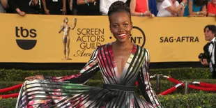 [FOTO] Gaun Mewah Lupita Nyong O, Terbuat Dari 6000 Mutiara