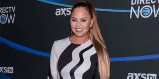 [FOTO] Gaya Cantik Chrissy Teigen Saat Asuh Anak, Glamor Abis!