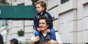 [FOTO] Gaya Lucu Flynn Bloom Saat Main Baseball, Bikin Gemas!