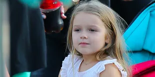 [FOTO] Gaya Lucu Harper Beckham Saat Main ke Disneyland, Nggemesin!