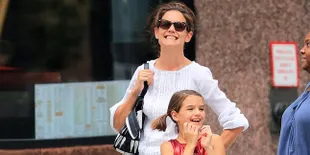[FOTO] Gaya Suri Cruise &#38; Katie Holmes Saat Liburan ke Pantai
