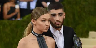 [FOTO] Gigi Hadid Pakai Jaket Bertuliskan Zayn Dalam Huruf Arab