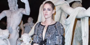 [FOTO] Go Public, Kristen Stewart Gandeng Mesra Pacar Wanitanya