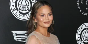 [FOTO] Hamil Besar, Chrissy Teigen Gendong Anak Sambil Pakai High Heels