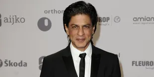 FOTO: Hangout ke Pantai, Shahrukh &#38; AbRam Khan Seru-Seruan