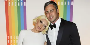 [FOTO] Hindari Macet, Lady Gaga & Taylor Kinney Mesra Naik Motor