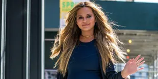 [FOTO] Hot Mom Chrissy Teigen Tetap Keren Saat Gendong Anak