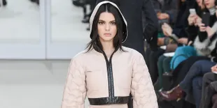 [FOTO] Ibadah ke Gereja, Kendall Jenner Malah Pamer Perut