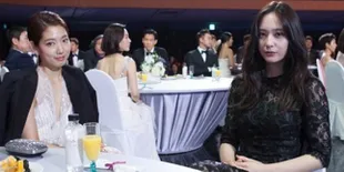 [Foto] Indahnya Tawa Akrab Park Shin Hye dan Krystal fx