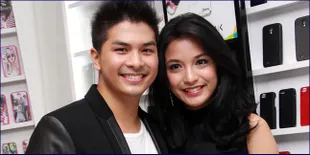 [Foto] Inilah Bukti Pernikahan Chelsea & Glenn Benar-Benar Dekat