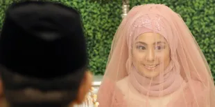 [FOTO] Inilah Detil Gaun Pernikahan Risty Tagor, Cantik Berhijab!