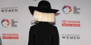 FOTO: Inilah Pesona Sia Furler Kala Tak Sembunyikan Wajahnya
