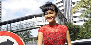 Foto Jadul Julia Perez Mirip Banget Sama Nike Ardilla, Masa Sih?