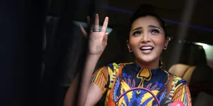 [FOTO] Jakarta Macet, Ashanty Cantik-Cantik Nekat Naik Gojek