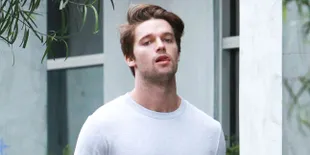 [FOTO] Jalan-jalan, Mantan Miley Cyrus Gandeng Mesra Sang Pacar