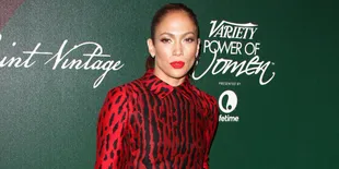 [Foto] Jalani Pemotretan, Jennifer Lopez Pamer Perut Seksinya